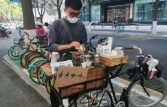 摆地摊选什么商品最能吸引眼球？好看又赚钱的副业选择指南