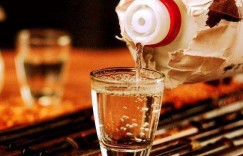 白酒搭配哪种原料能最大化盈利？