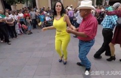 女孩街头乞讨变网红，妈妈巧手装扮后直播跳舞，日进斗金却累倒舞台？